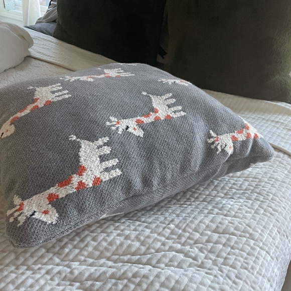 ADORABLE FROLICS KIDS COLLECTION GREY GIRAFFE PILLOW - Picture 7 of 7